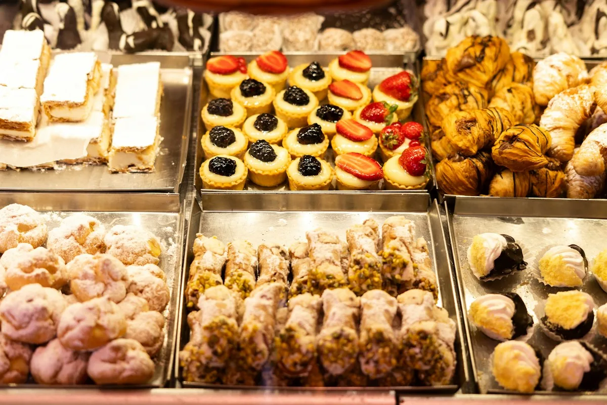 Pâtisseries et douceurs en vitrine