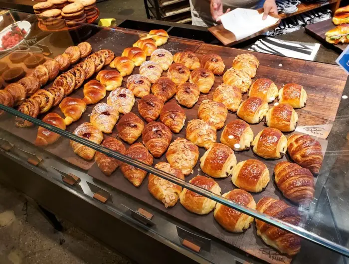 Assortiment de pâtisseries et viennoiseries
