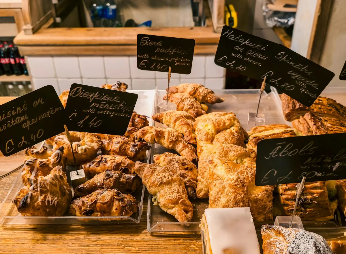 Viennoiseries et pâtisseries en vitrine à Reichshoffen